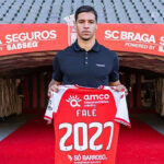 Praticantes de kitesurf resgatados junto à barra de Esposende