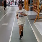 Orca bebé pede ajuda a pescadores para ajudar mãe presa em plástico