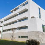 Bebé com graves queimaduras. Menores deitaram soda cáustica em escorrega