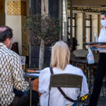 OMS defende que se deve evitar cumprimentar com o cotovelo