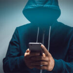 Mãe preocupada usa cinto para retirar filho de manifestação na Colômbia