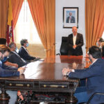 Vila inglesa invadida por obras de arte de autor mistério