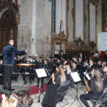 Coloque uma rodela de limão dentro da esponja de lavar a loiça