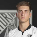 Enfermeiros entregam petição a exigir reconhecimento da profissão