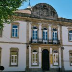 Casal mais velho e dois menores retirados ilesos de habitação em Esposende