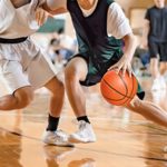 Vaca enternece internet ao fazer de conta que dorme para não trabalhar