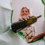 Atira 200 mil dólares pela janela do carro após ‘limpar’ conta da família