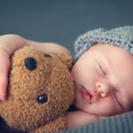 Homem encontra quarto secreto na cave de casa com cama e livros sexuais