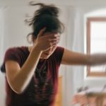 Influencer deixa-se morder por cobra 50 vezes