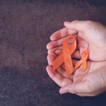 ‘Urso-aranha’ conseguiu pendurar-se na janela de uma casa