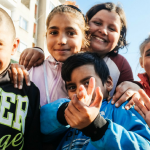 Jogos na praia do Faial, em Prado, mobilizam crianças para a reciclagem