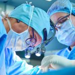 Idoso de 102 anos desce Hospital Real de Londres em rapel
