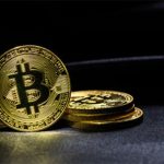 Adolescente resolve cubo mágico em salto de paraquedas (e bate recorde)