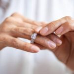 Mulher em cativeiro salva-se ao sussurrar pedido de ajuda