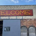 Descobertas várias pessoas e 86 cães em casa com condições “deploráveis”