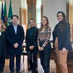 Professora agrafa recado em t-shirt de criança de 5 anos