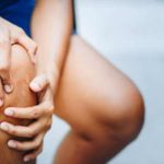 Menina abraça-se a polícia que deteve mãe por suspeita de maus-tratos