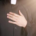 Ativista detida após colar adesivo de protesto em quadro de Monet