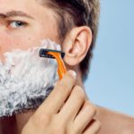 Tentar matar amigo com bombom envenenado e esfaqueia-o por ciúmes