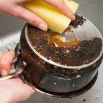 Atira pedra a lagarto e acaba a cair por ter de fugir dele