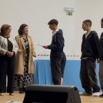 Afinal, como devemos pendurar o papel higiénico? Há um lado certo?