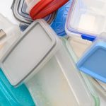 Pastilha elástica liberta microplásticos na saliva quando deitada fora