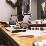 Despoluir oceanos e criar fibras e corantes para a indústria têxtil?