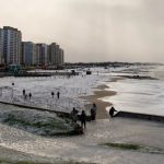 Família sobrevive 24 horas em barco preso durante tempestade no Alasca