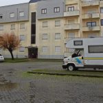 Carro tomba após colisão em Barcelos. Há dois feridos