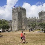 Esfaqueia o pai em casa e ataca vizinho em Monção