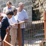 Mulher passeia porco com trela e peitoral em Famalicão. Chama-se Pepe